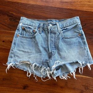 Levi’s denim light wash daisy duke high rise shorts